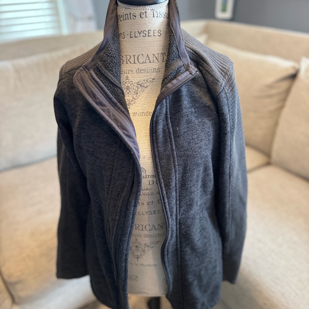 Gray Utility Jacket with High Collar and Zip-Up Style